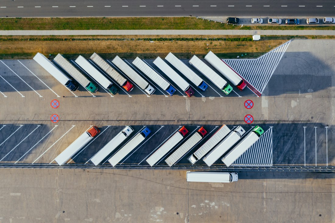 Caminhões da frota estacionados no pátio